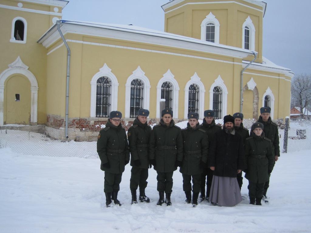 Поездка солдат в храм