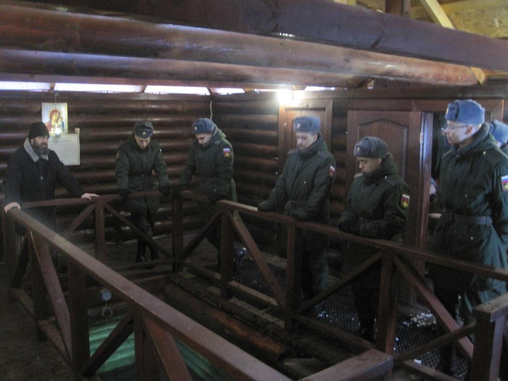 Поездка солдат в храм