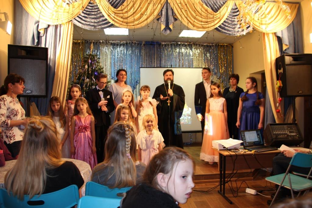 Детский рождественский утренник в социальных центрах