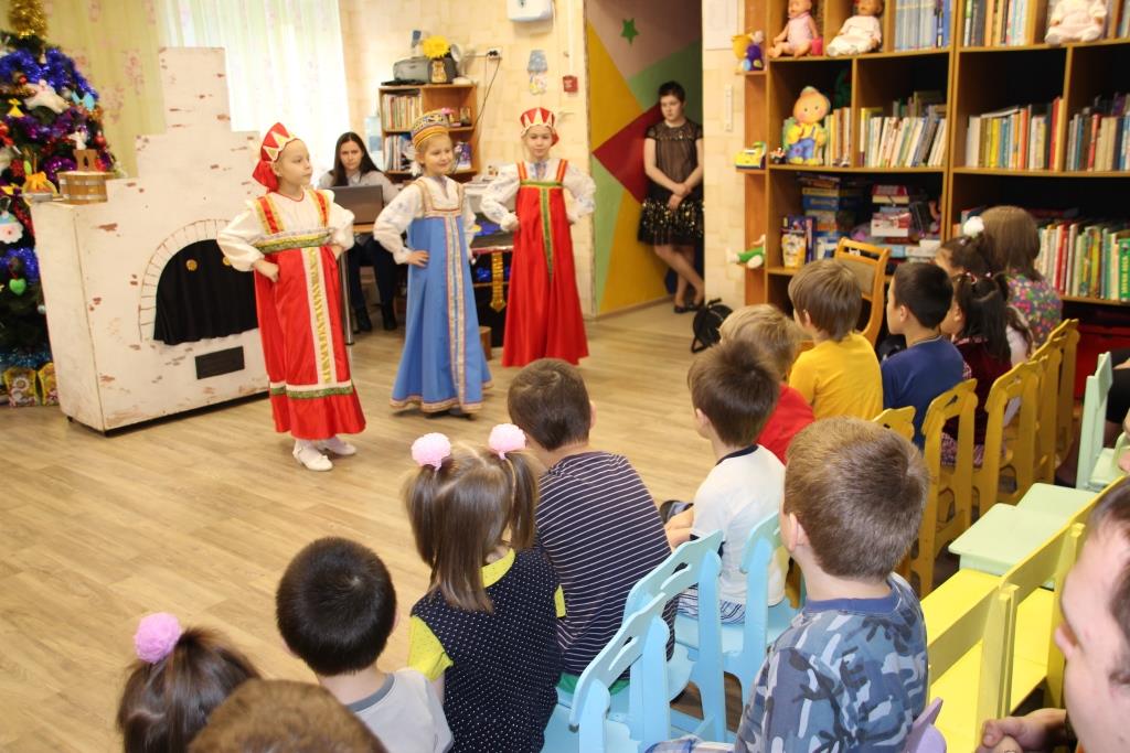 Детский рождественский утренник в социальных центрах