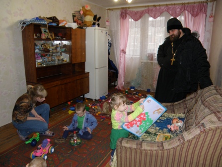 Пасхальные подарки многодетным и малообеспеченным семьям