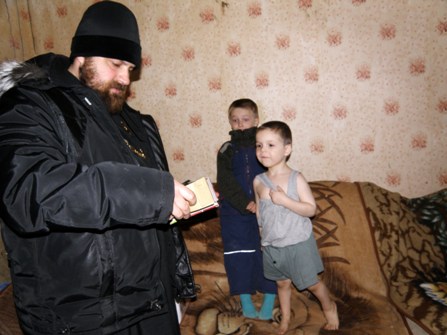 Пасхальные подарки многодетным и малообеспеченным семьям