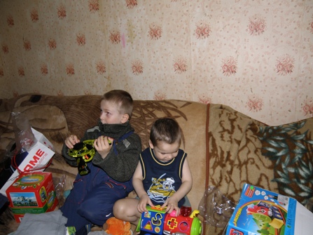 Пасхальные подарки многодетным и малообеспеченным семьям