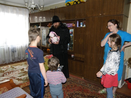 Пасхальные подарки многодетным и малообеспеченным семьям