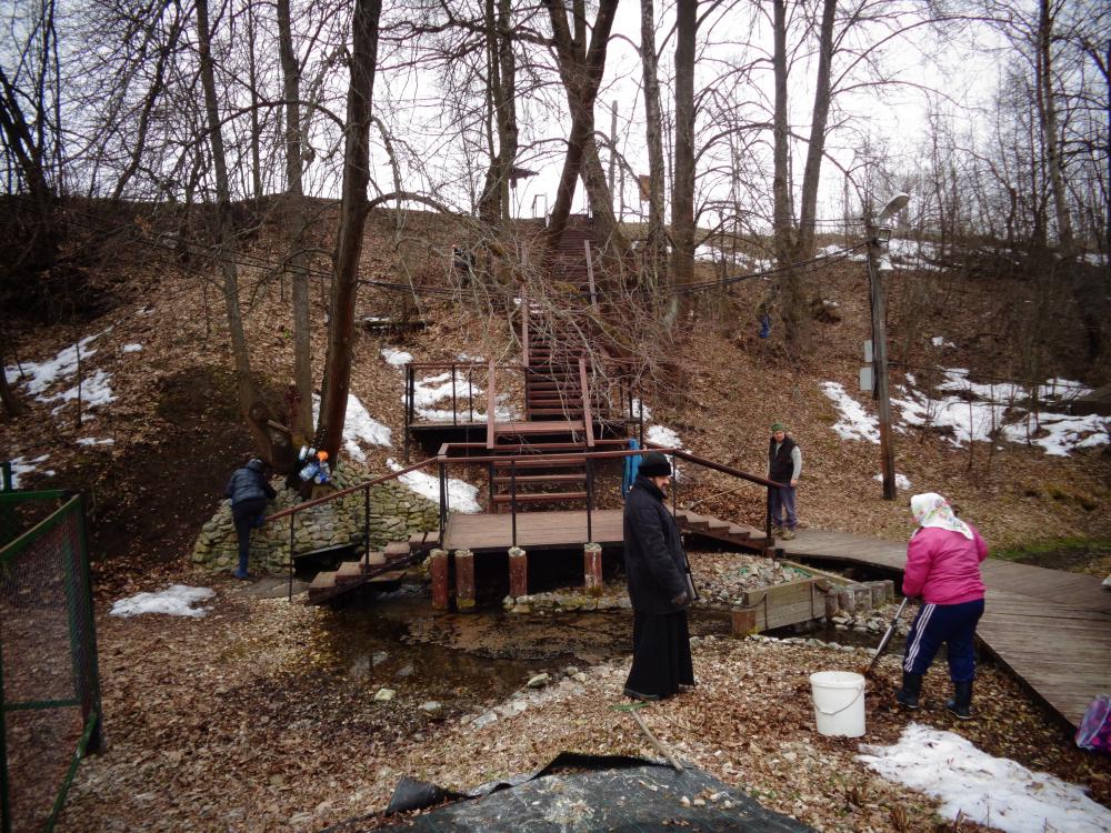 Субботник на приходе Казанского храма деревни Грайвороны