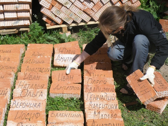 Начало строительных работ по восстановлению трапезной части храма