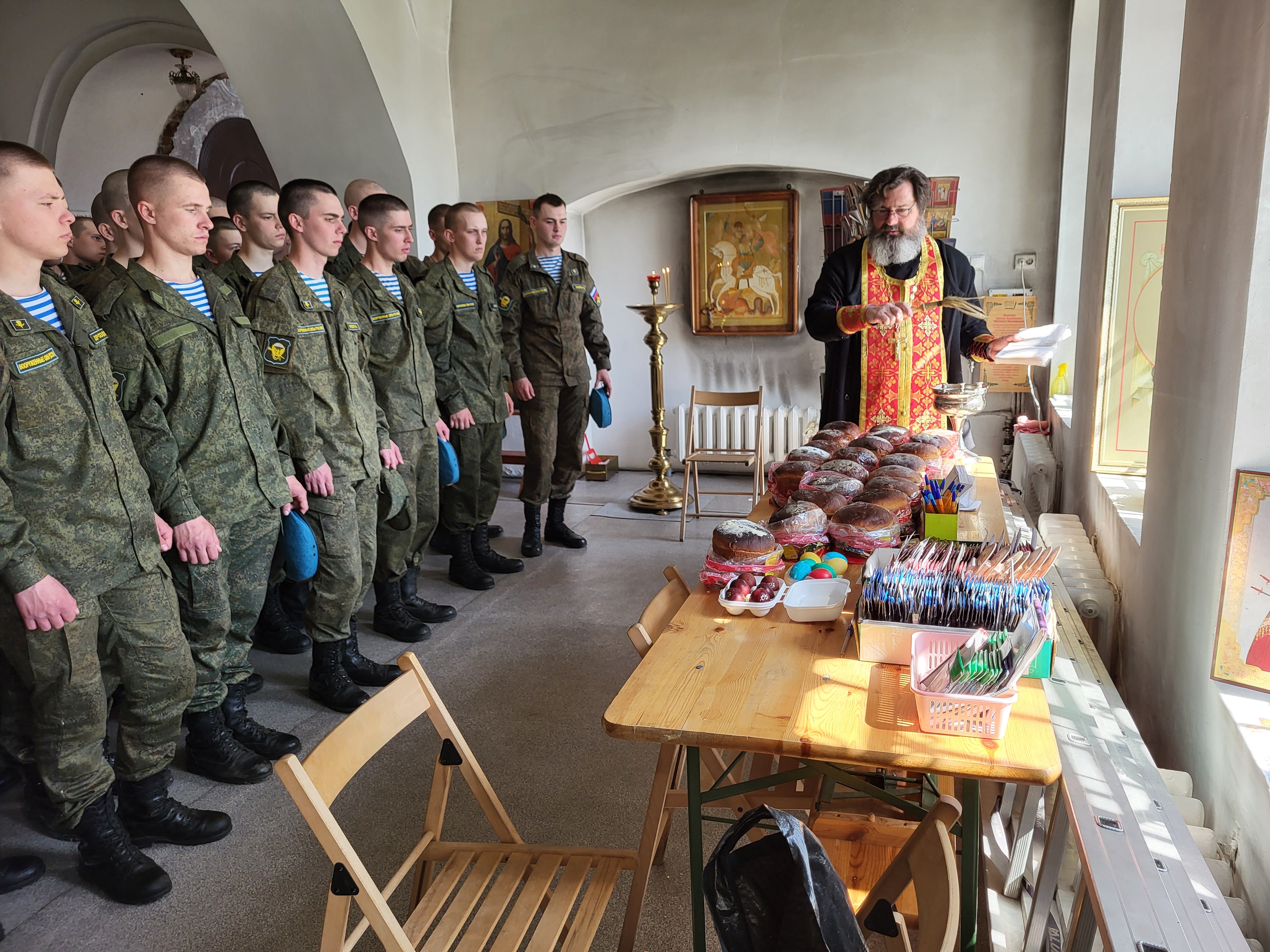 Встреча с военнослужащими в Казанском храме в Светлы праздник Пасхи деревни Грайвороны.