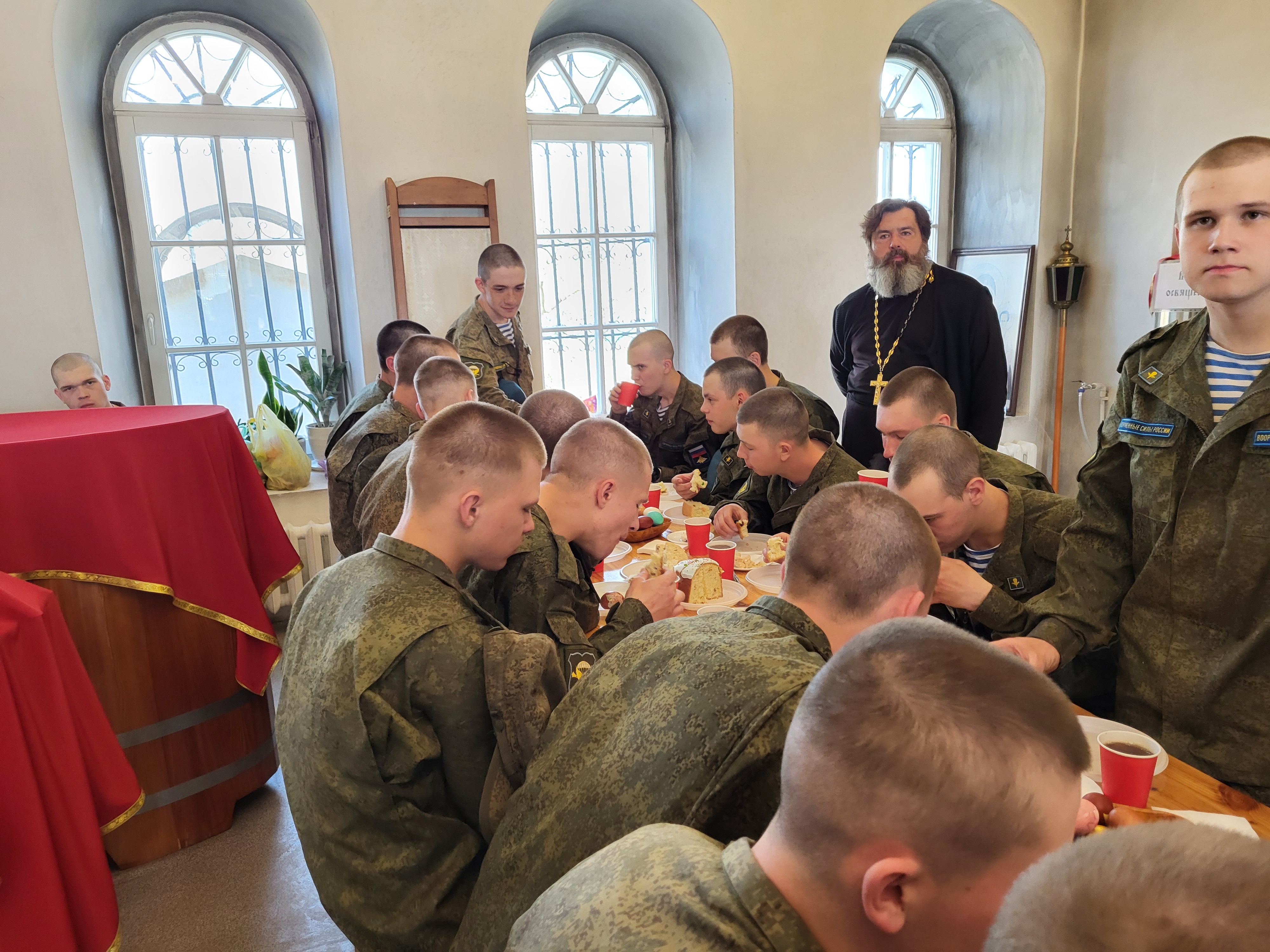 Встреча с военнослужащими в Казанском храме в Светлы праздник Пасхи деревни Грайвороны.