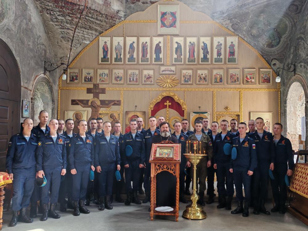 Встреча с военнослужащими в Казанском храме деревни Грайвороны.