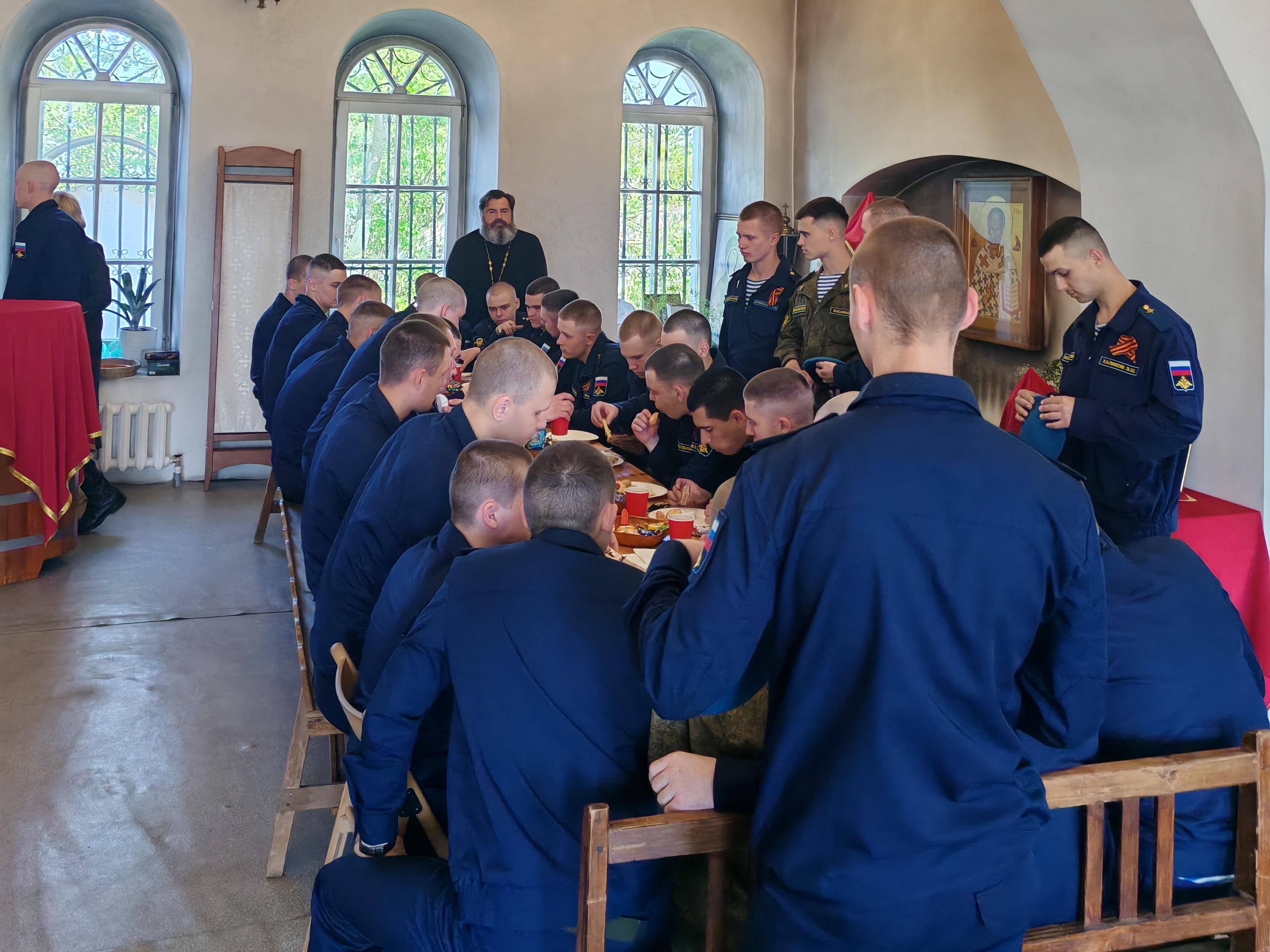 Встреча с военнослужащими в Казанском храме деревни Грайвороны.