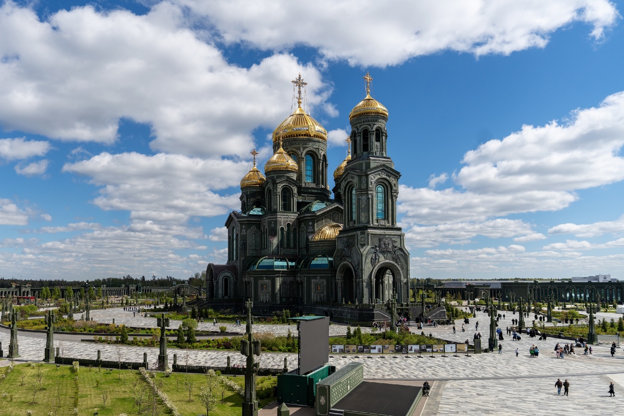 Божественная литургия в Патриаршем соборе в честь Воскресения Христова — главном храме Вооруженных сил Российской Федерации.