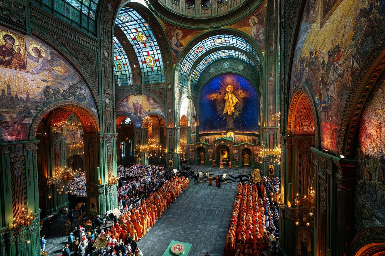 Божественная литургия в Патриаршем соборе в честь Воскресения Христова — главном храме Вооруженных сил Российской Федерации.