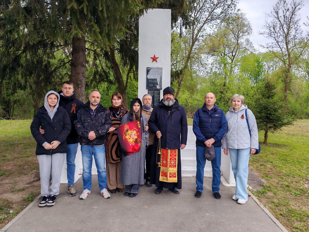 Молебен в честь 80-летия Победы у мемориала в д. Туменское.