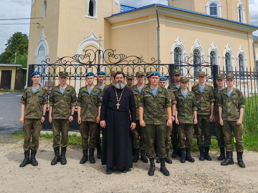 Встреча с военнослужащими в Казанском храме д. Грайвороны в День памяти и скорби.