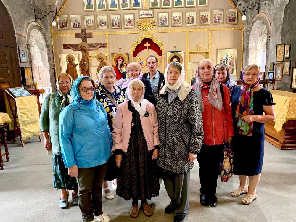 Участники Озёрского клуба активного долголетия посетили Казанский храм д. Грайвороны.