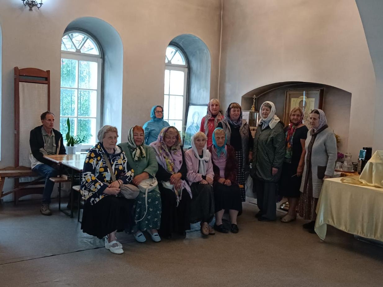 Участники Озёрского клуба активного долголетия посетили Казанский храм д. Грайвороны.