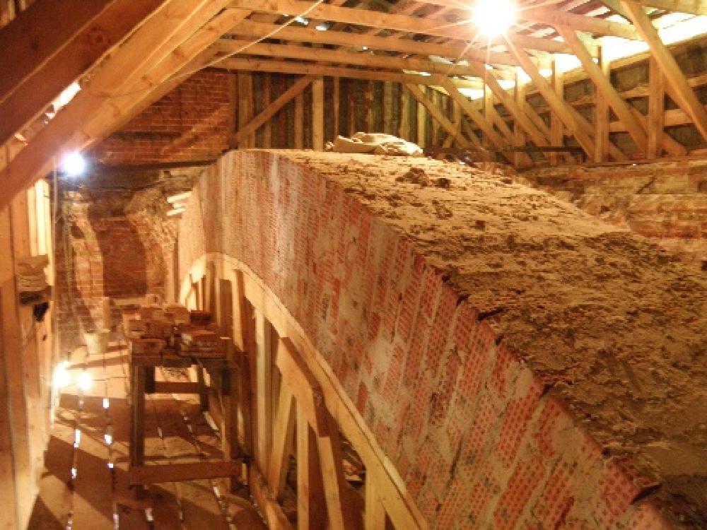 Начало восстновления арочных сводов трапезной части храма