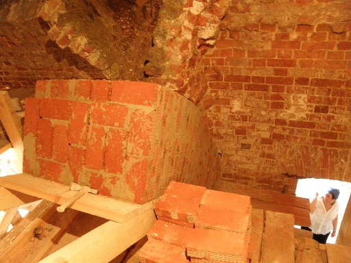 Начало восстновления арочных сводов трапезной части храма