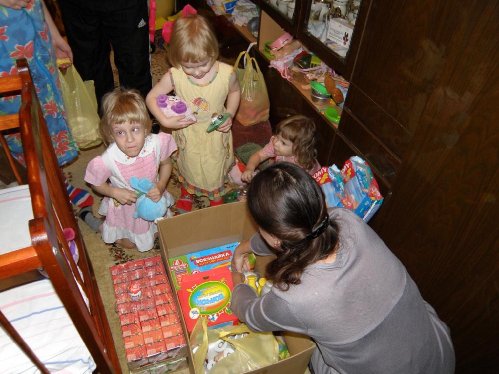Передача продуктов, вещей и игрушек для многодетной семьи