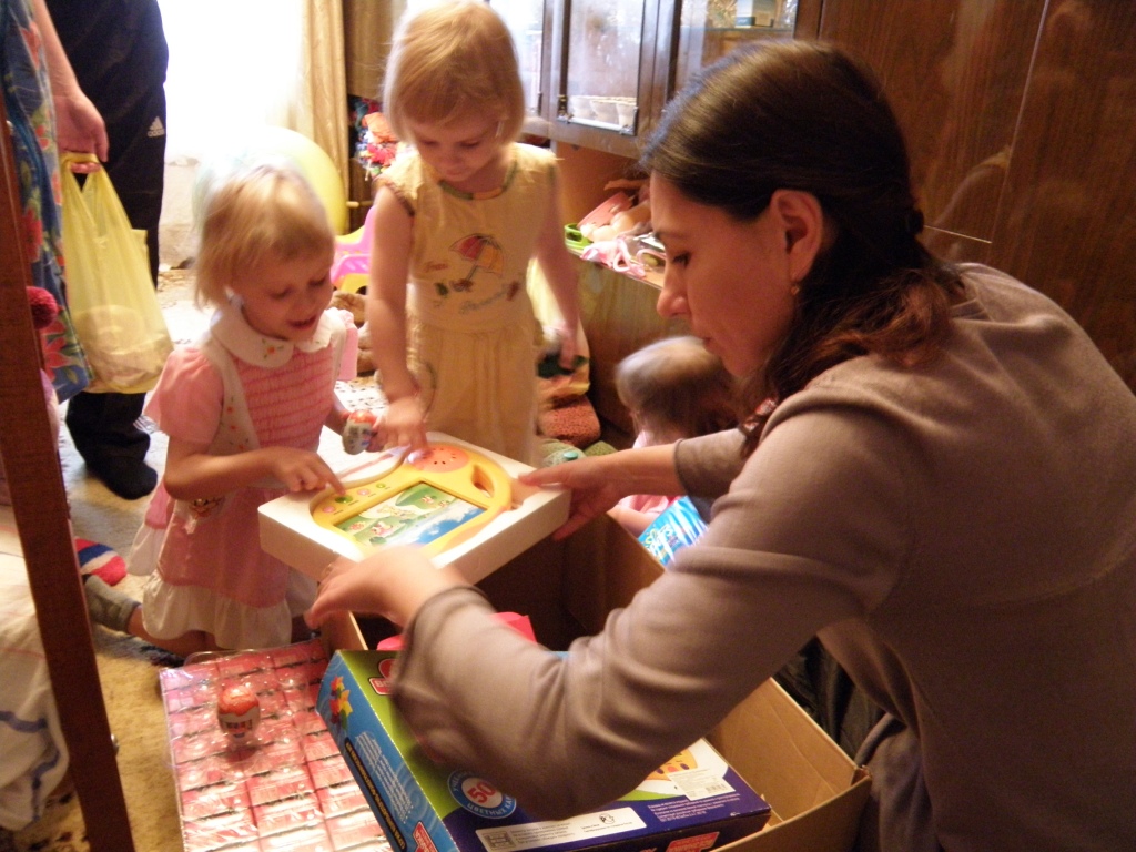 Передача продуктов, вещей и игрушек для многодетной семьи