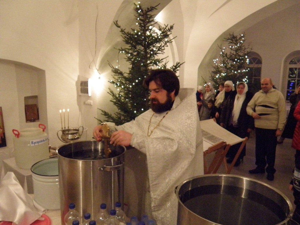 В ночь на 19 января в Казанском храме д. Грайвороны прошла Божественная Литургия