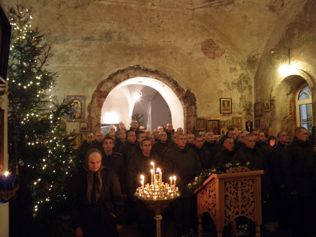 Посещение солдатами храма