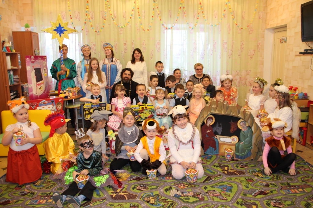 Рождественские поздравления в детских социальных центрах