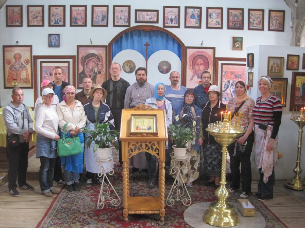 Поездка инвалидов в Казанский храм д. Грайвороны