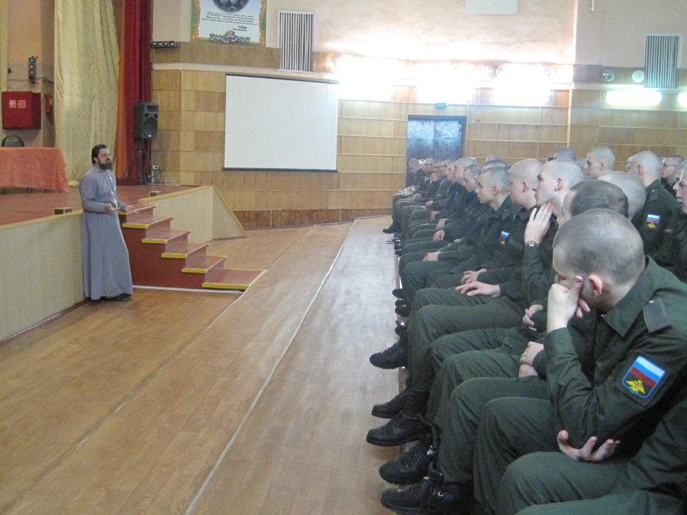 Беседа с солдатами и поездка в храм
